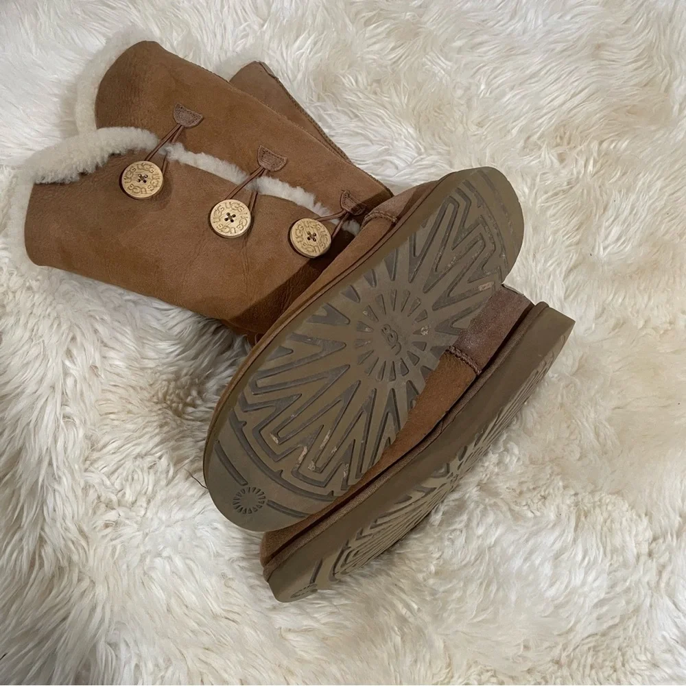 UGG Australia Women's Bailey Button Triplet II Size 10